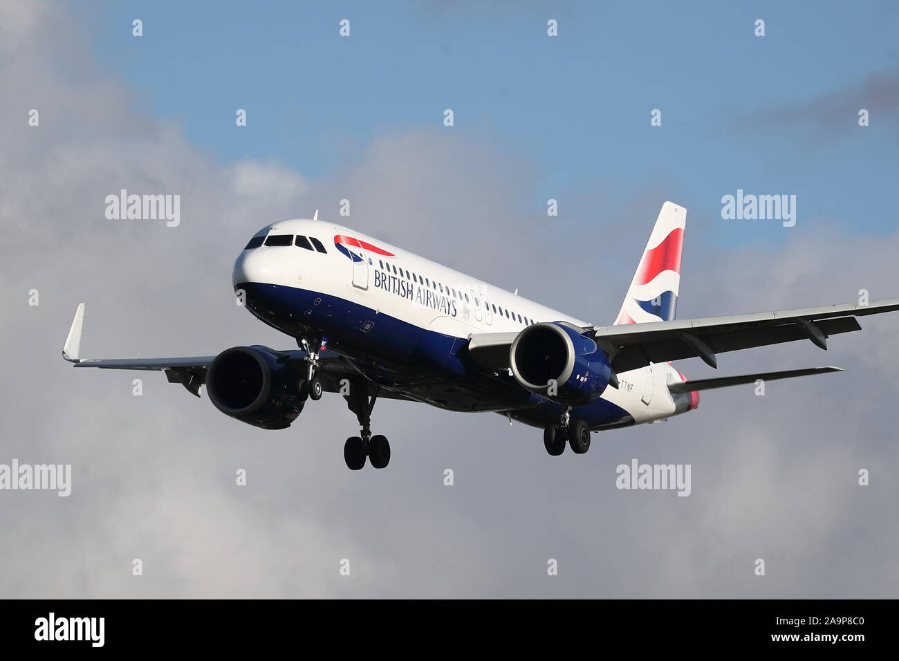 British Airways Airbus A 320-251 N G-TTNF Landung in London Heathrow Flughafen, Großbritannien Stockfoto