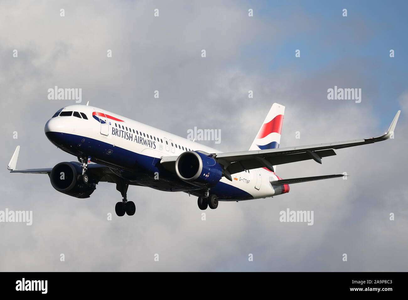 British Airways Airbus A 320-251 N G-TTNF Landung in London Heathrow Flughafen, Großbritannien Stockfoto
