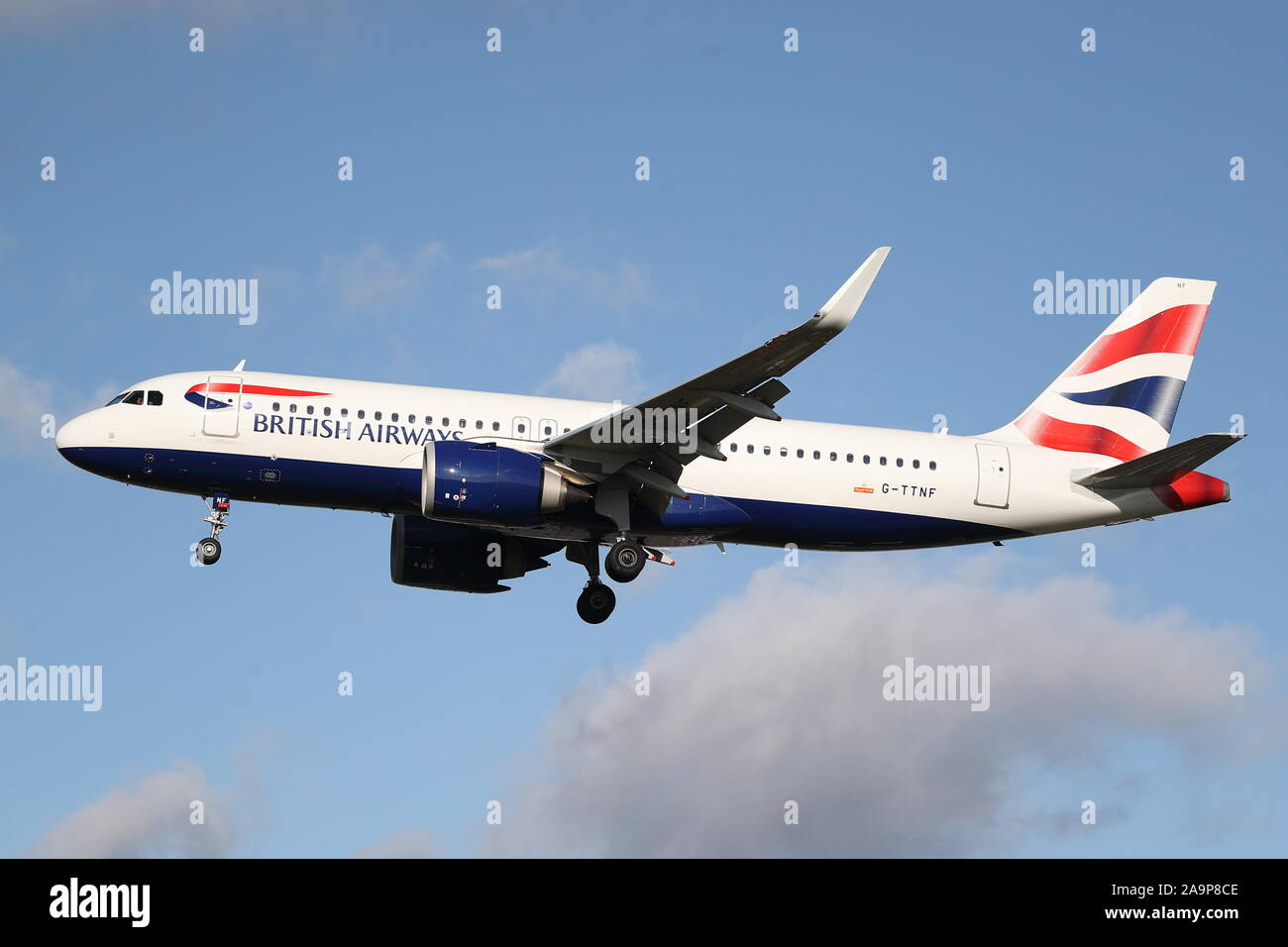 British Airways Airbus A 320-251 N G-TTNF Landung in London Heathrow Flughafen, Großbritannien Stockfoto
