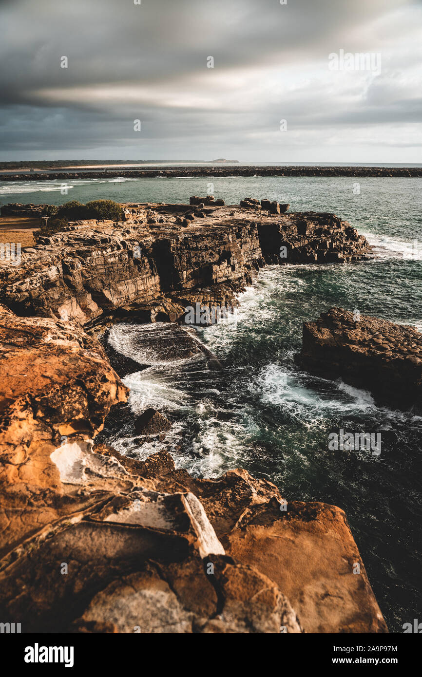 Die felsige Steilküste zwischen Turners Beach und Yamba Beach am Clarence Kopf, Yamba NSW. Stockfoto