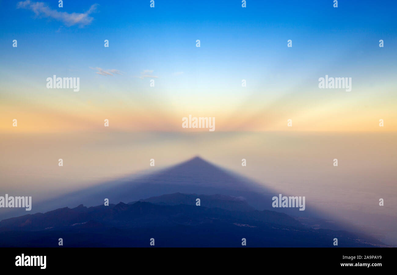 Sonnenaufgang auf dem Teide, dem höchsten Berg Spaniens und Atlantic Basin, Blick nach Westen Richtung Schatten des Vulkans auf der Morgennebel, unteren Ebenen von T Stockfoto