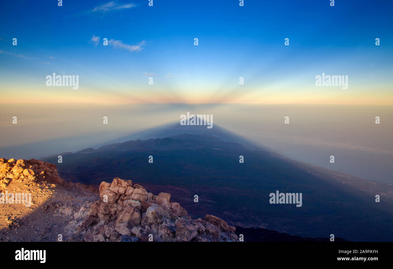 Sonnenaufgang auf dem Teide, dem höchsten Berg Spaniens und Atlantic Basin, Blick nach Westen Richtung Schatten des Vulkans auf der Morgennebel, unteren Ebenen von T Stockfoto