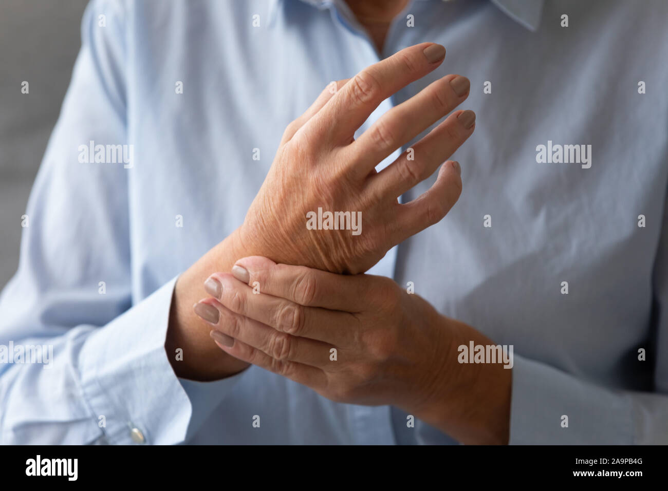 Ältere Dame massierende Hand rheumatoid Arthritis leiden, Konzept, Nahaufnahme Stockfoto