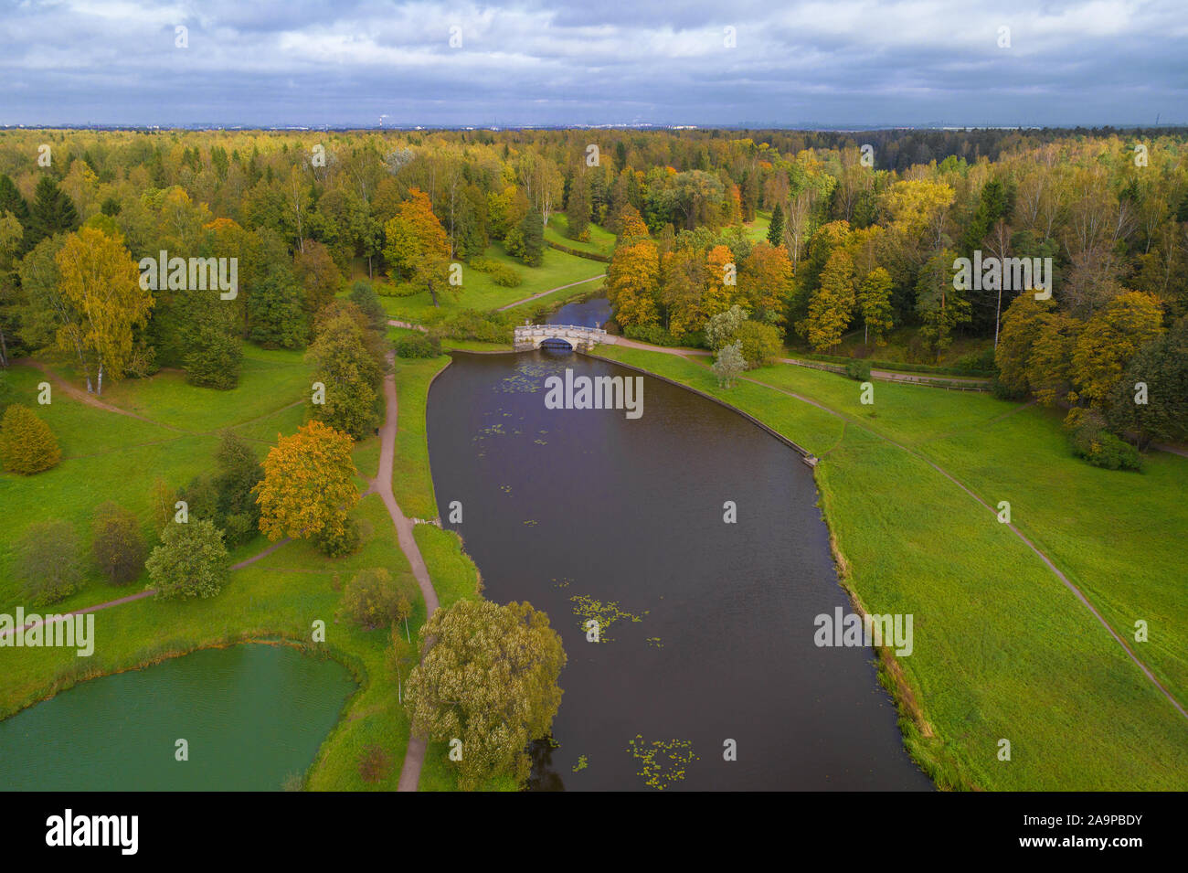 Über dem Slavanka river valley an einem bewölkten Oktober Tag. Pavlovsk Park. Die Umgebung von St. Petersburg Stockfoto