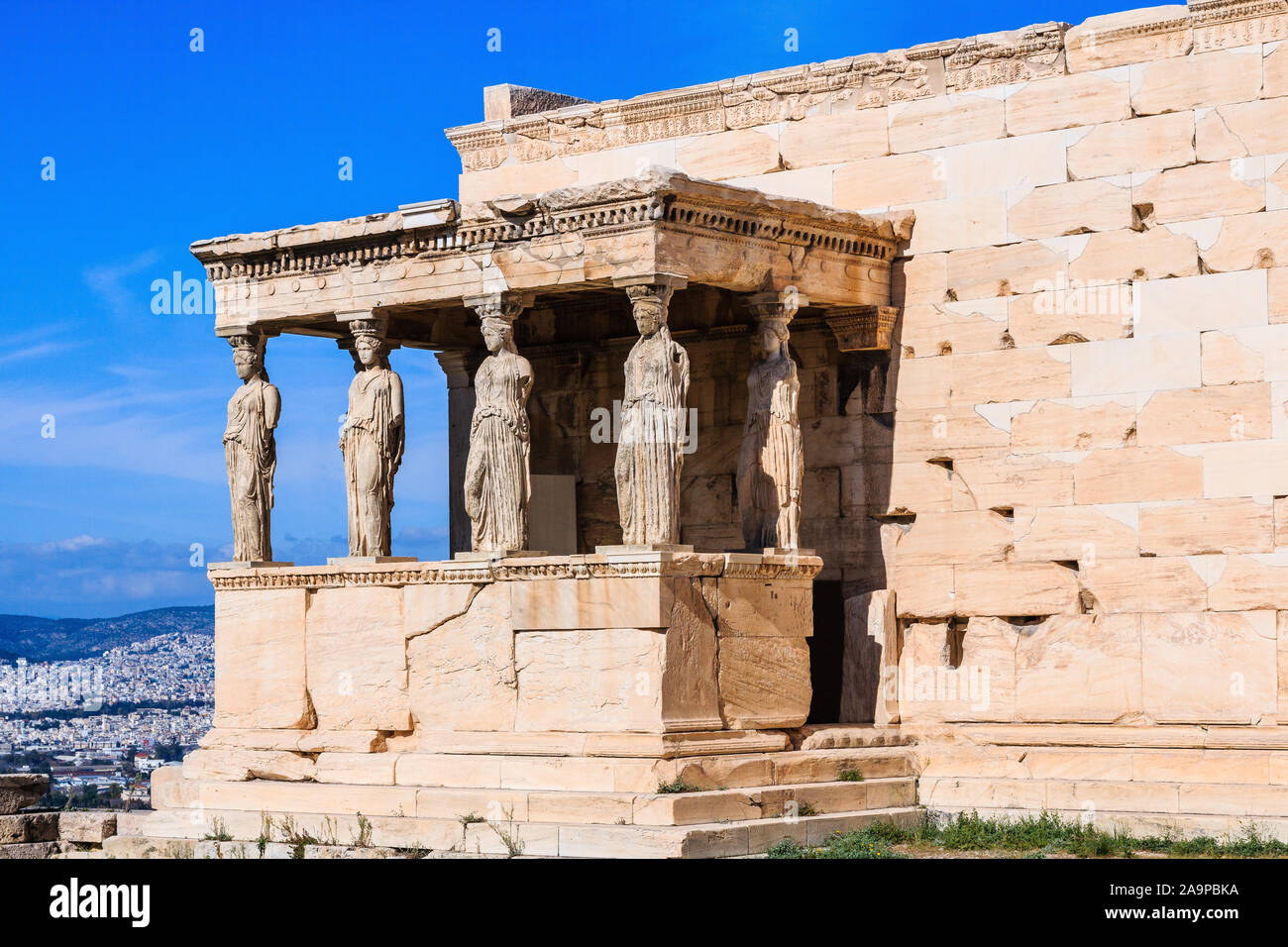 Athen, Griechenland. Detail der südlichen Vorhalle des Erechtheion mit der Karyatiden. Stockfoto