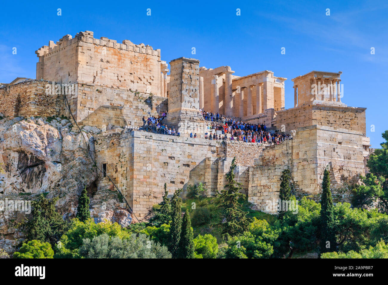 Athen, Griechenland. Die Propyläen, Gateway, die als Eingang zur Akropolis in Athen dient. Stockfoto