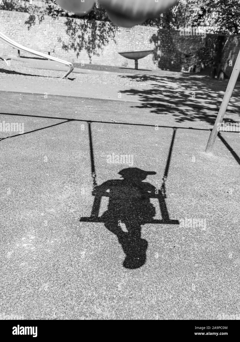 Schatten des Jungen in Gap auf Swing Stockfoto