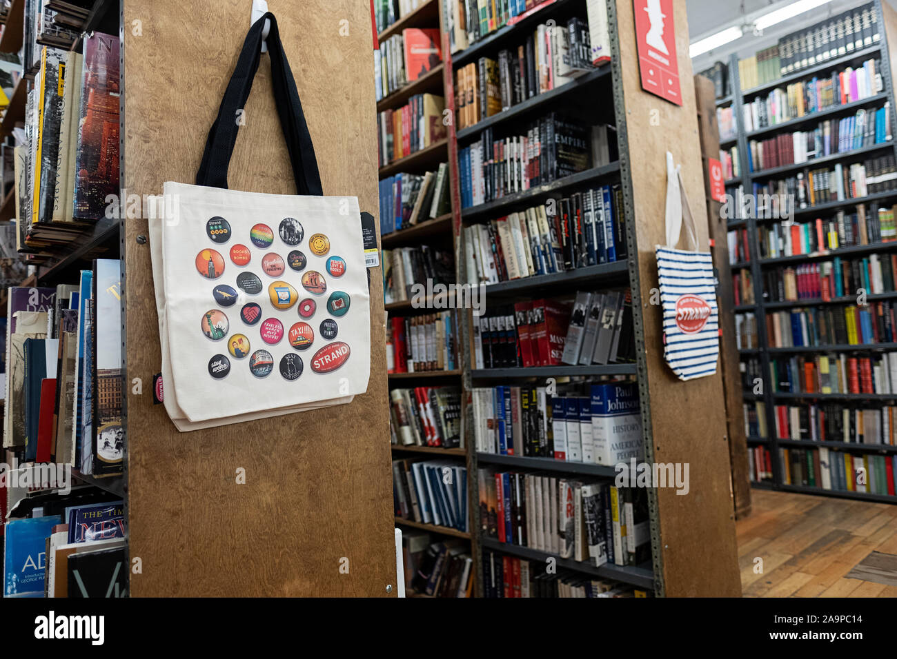 Die Stapel. Innerhalb der Starnd Book Store onBroadway in Greenwich Village. Stockfoto