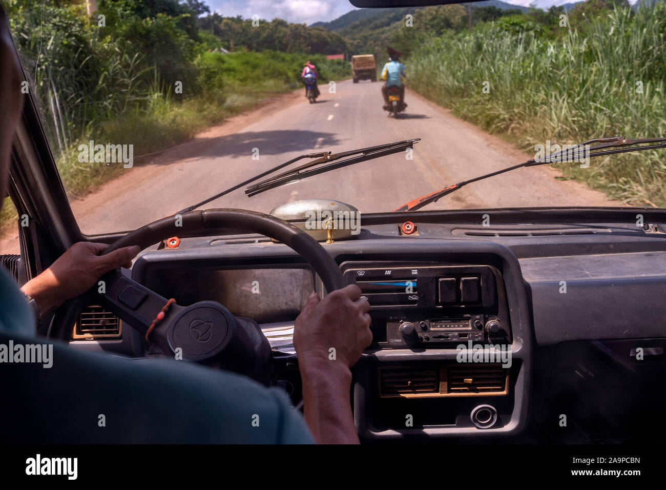 POV von Van-Fahrer auf einer alten staubigen Straße in Luang Prabang Laos in Südostasien Stockfoto