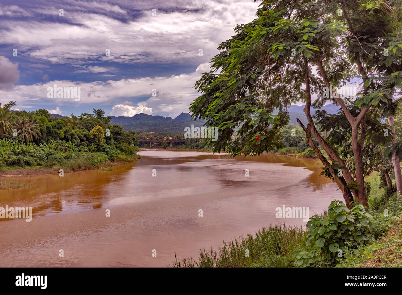 Der mächtige Mekong Fluss schlängelt sich durch die Weltkulturerbe Stadt Luang Prabang in Laos. Stockfoto