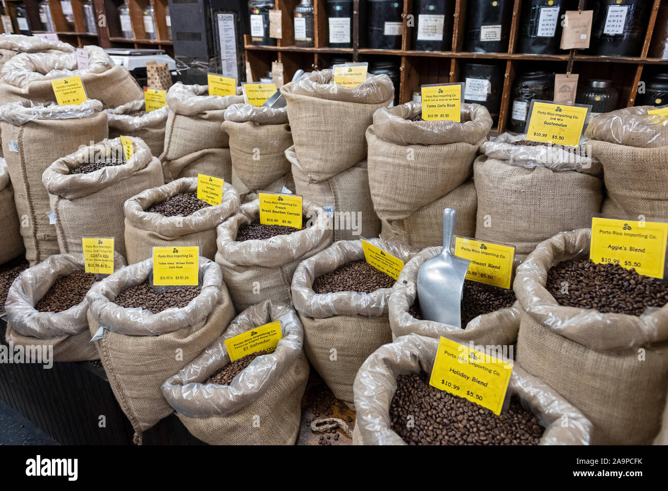 Sackleinen Taschen der Kaffeebohnen für Verkauf durch das Pfund in Porto Rico importieren, ein Kaffee & Tee Store auf Bleeker Str. in Greenwich Village, Manhattan. Stockfoto