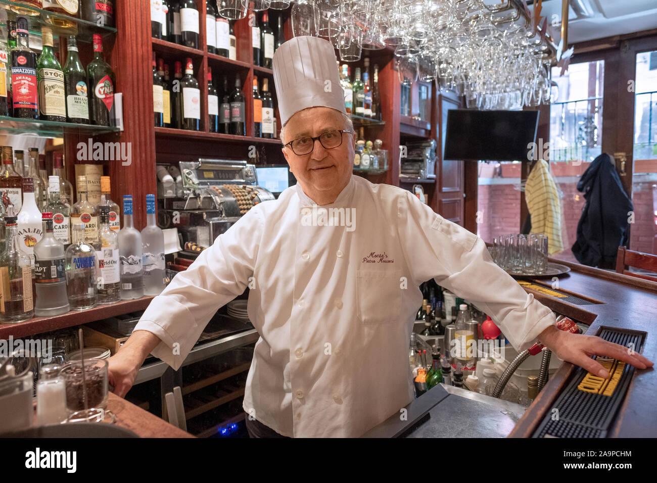 Eine gestellt Portrait von Chefkoch Pietro Mosconi, der Inhaber des Monte's, eine Familie Restaurant auf Macdougal Street in Greenwich Village seit 1976. Stockfoto
