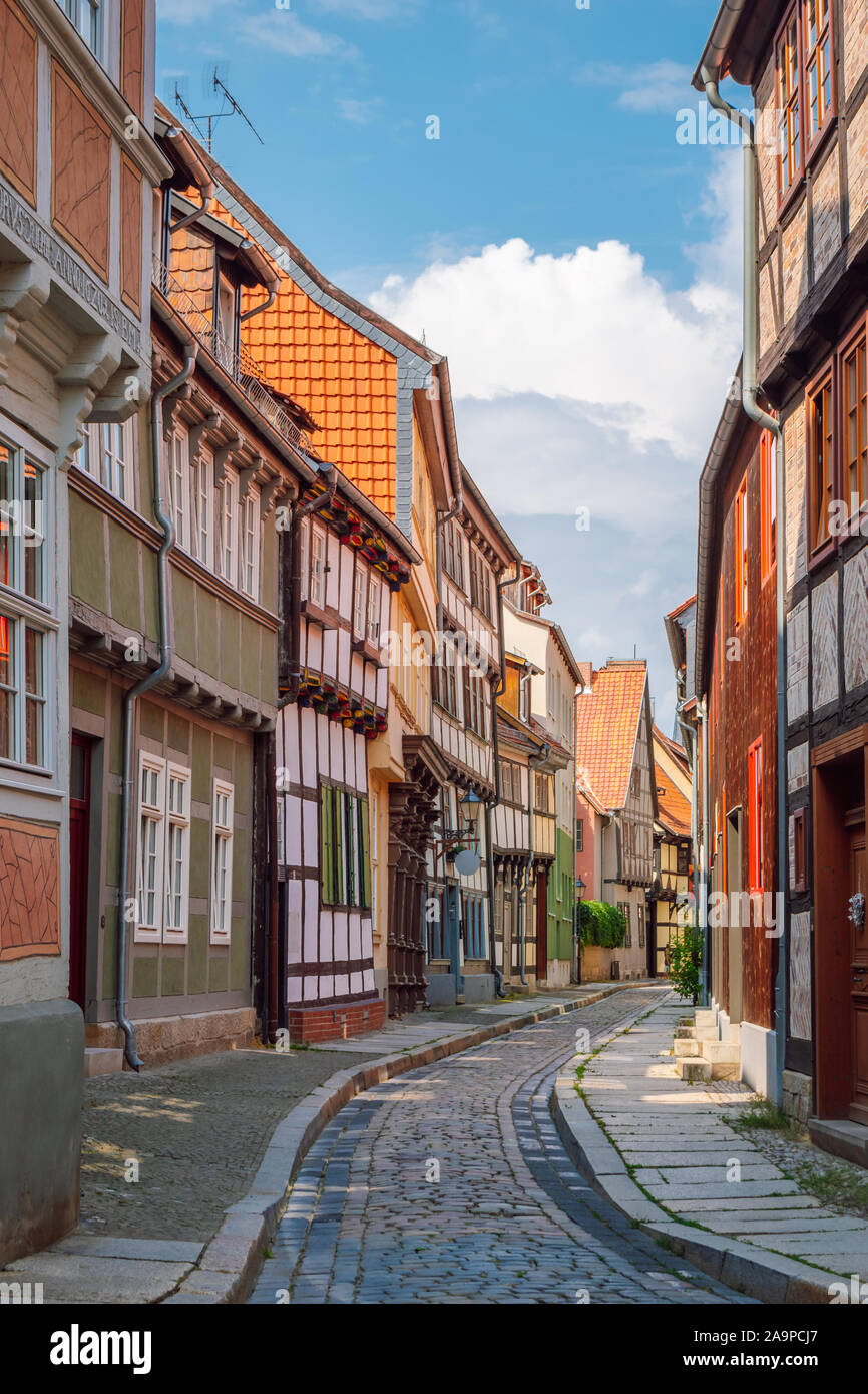 Blick auf eine schmale Straße mit traditionellen farbenfrohen Fachwerkhäuser in der alten mittelalterlichen Stadt Quedlinburg, Teil des UNESCO-Weltkulturerbe. Stockfoto
