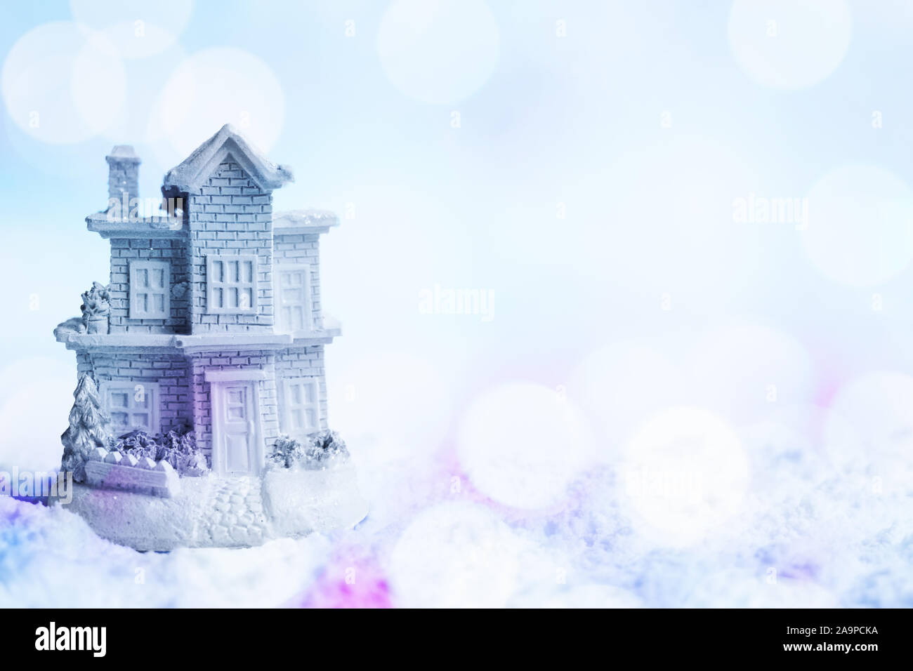 Snowy Haus im Schnee mit bunten bokeh Wirkung. Stockfoto