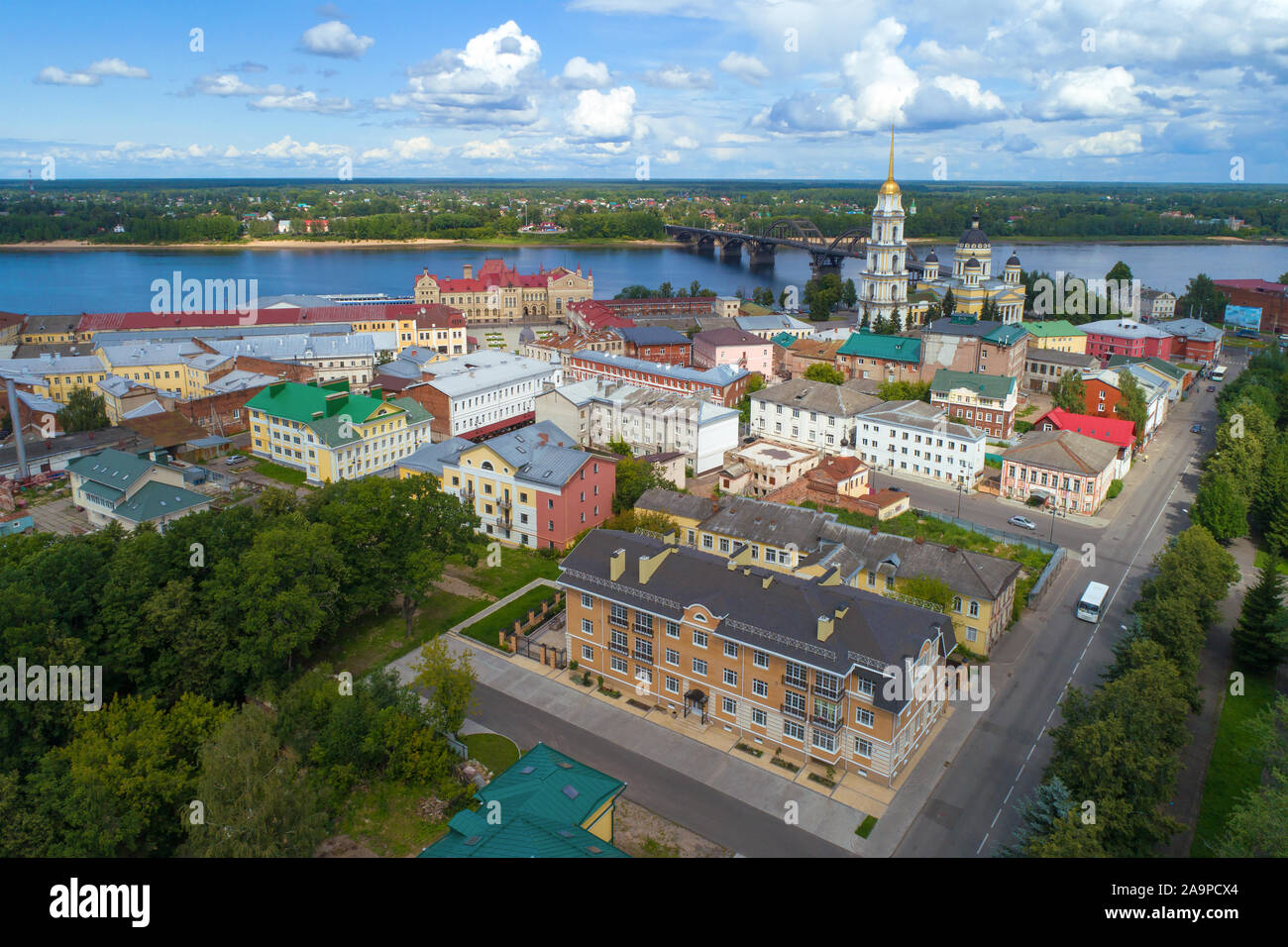 Blick auf das historische Zentrum von rybinsk auf einem sonnigen Juli Tag (Luftaufnahmen). Region Jaroslawl, Russland Stockfoto