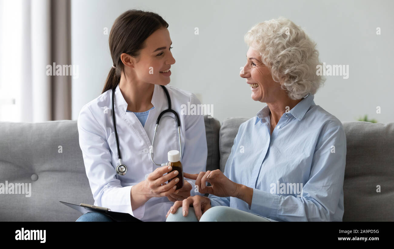 Lächelnde Frau Doktor, der Medizin zu Happy senior Großmutter patient Stockfoto