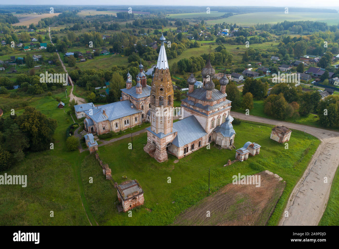 Antike Tempel Komplex in der Parskoe Dorf an einem nebligen Septembermorgen (Luftaufnahmen). Ivanovo Gebiet, Russland Stockfoto