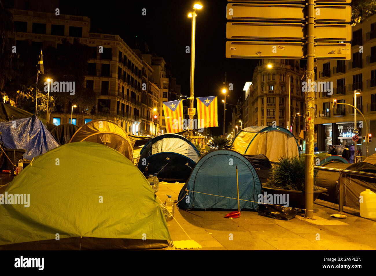 Barcelona, Spanien - 5 November 2019: Zelte Plaça Universitat in Barcelona bei Nacht besetzen mit katalanischen Fahnen. separatisten Studenten den Platz besetzen Stockfoto