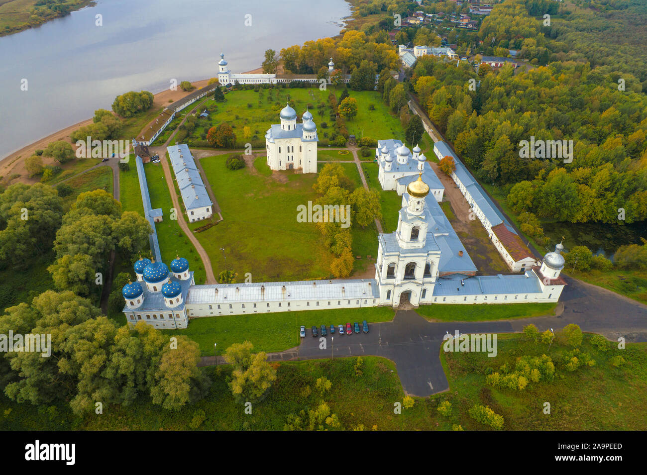 St. Georg Kloster an einem bewölkten Tag im September (Luftaufnahmen). In Weliki Nowgorod, Russland Stockfoto