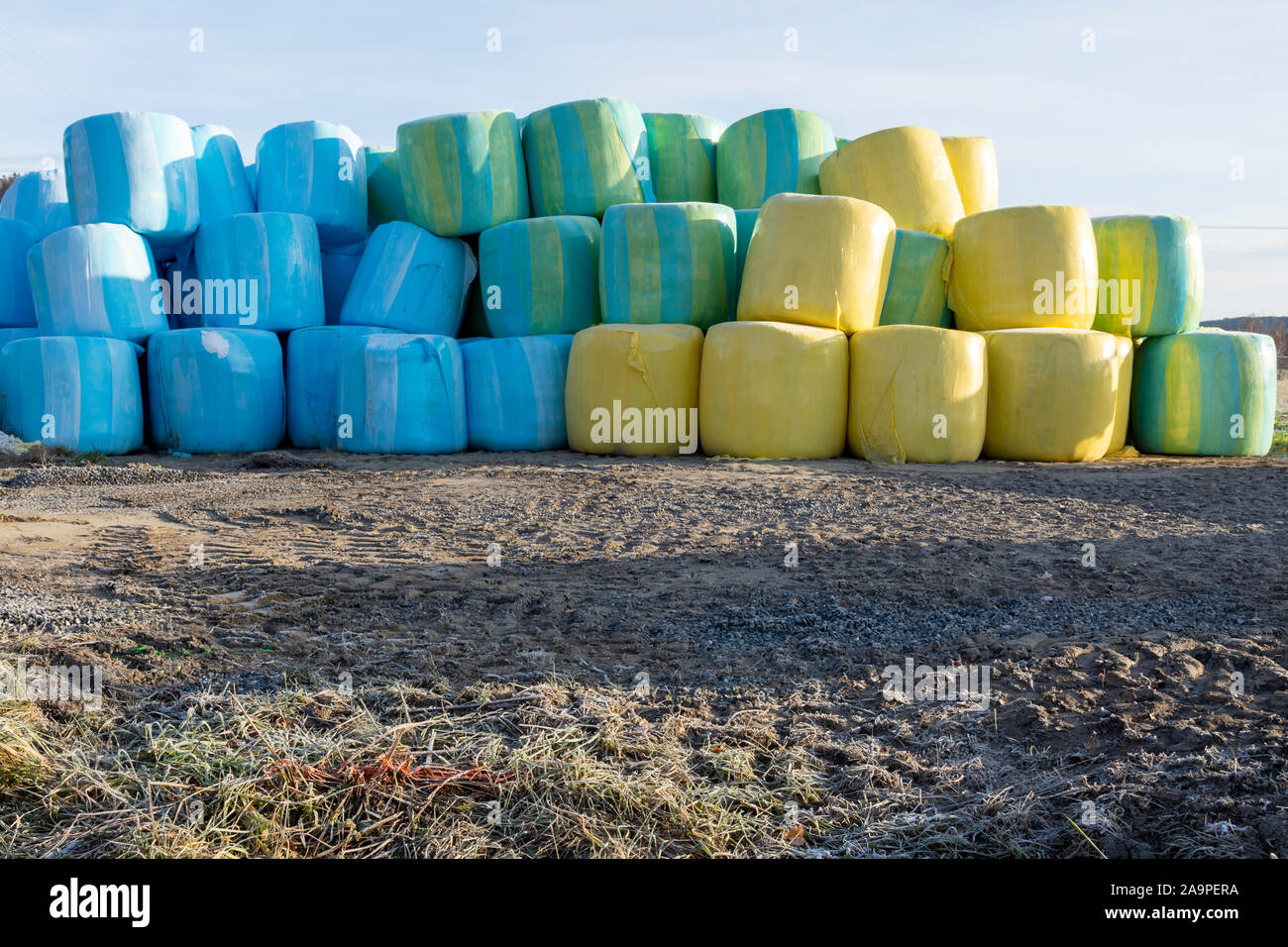 Stapel von Ballensilage in verschiedenen Farben, Bild von Metall-beschaeftigten Schweden. Stockfoto