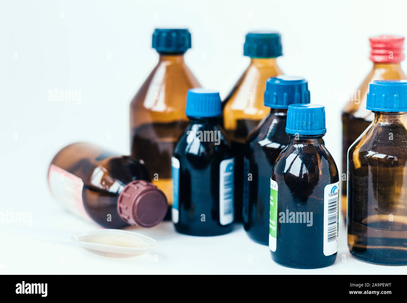 Medizin Flaschen auf weißem Hintergrund mit Kopie Platz für Text, retro Konzept closeup Stockfoto