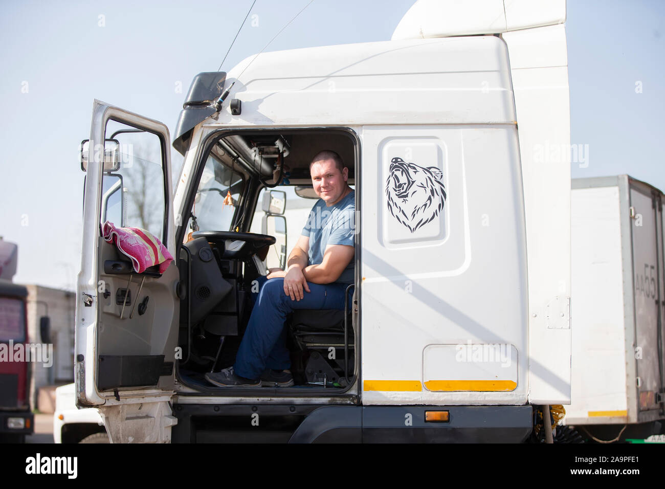 Belarus, die Stadt von Gomil, 24. April 2019. Motor Depot. Lkw-Fahrer in einem Auto cab Stockfoto