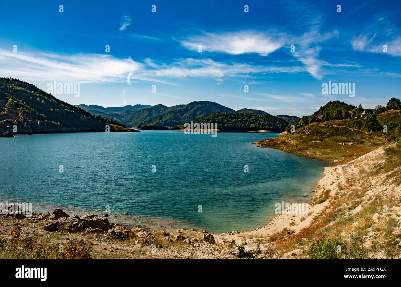 Schönen See Farben ergänzt, durch den Himmel und die umliegende Landschaft, steilen Klippen der Tara Berg, See Zaovine, Stockfoto