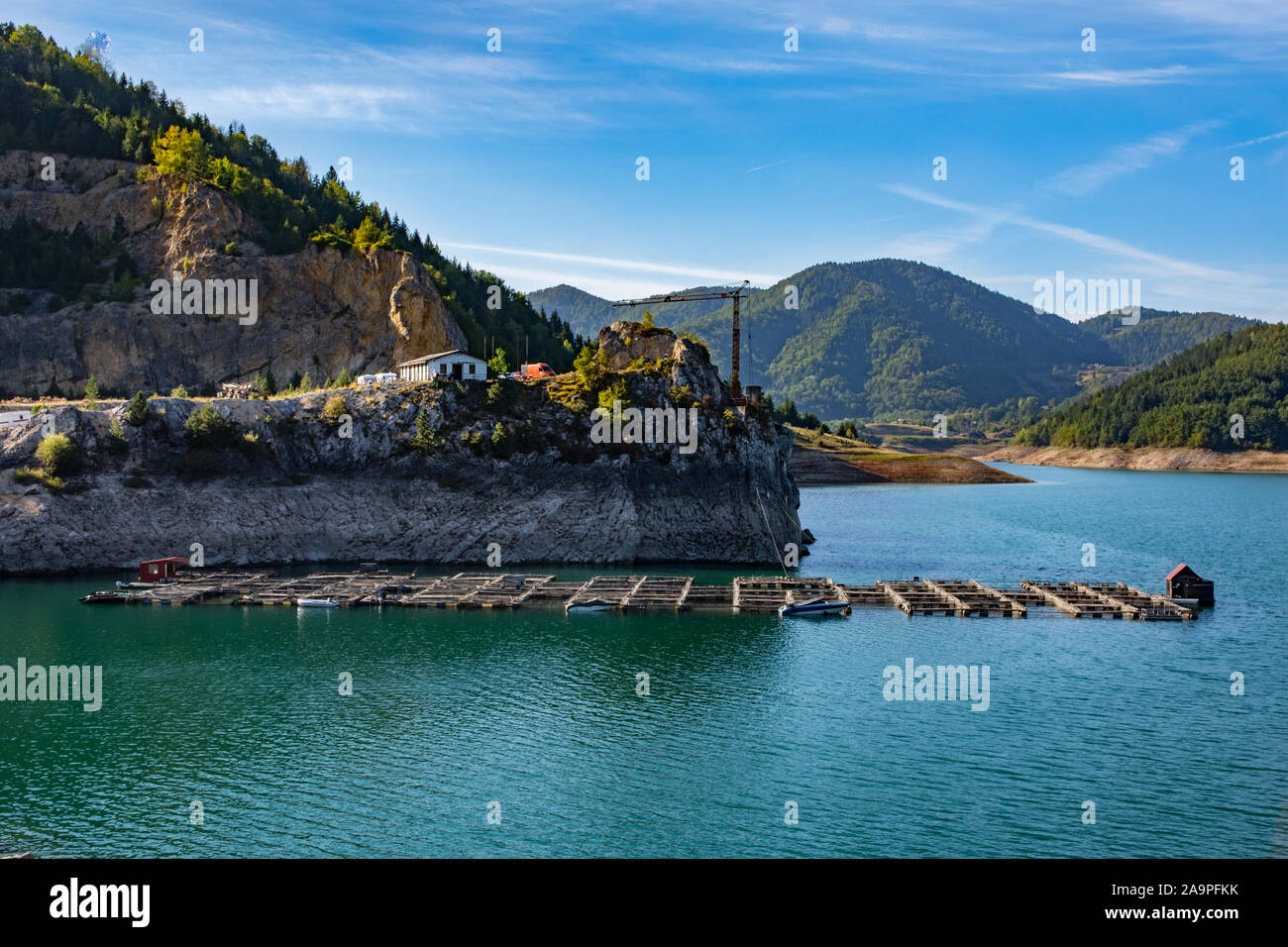 Fischzuchtanstalt, Forelle, die zu diesem schönen perligen Blue Lake Zaovine im Nationalpark Tara in Serbien zurückgegeben werden. Stockfoto