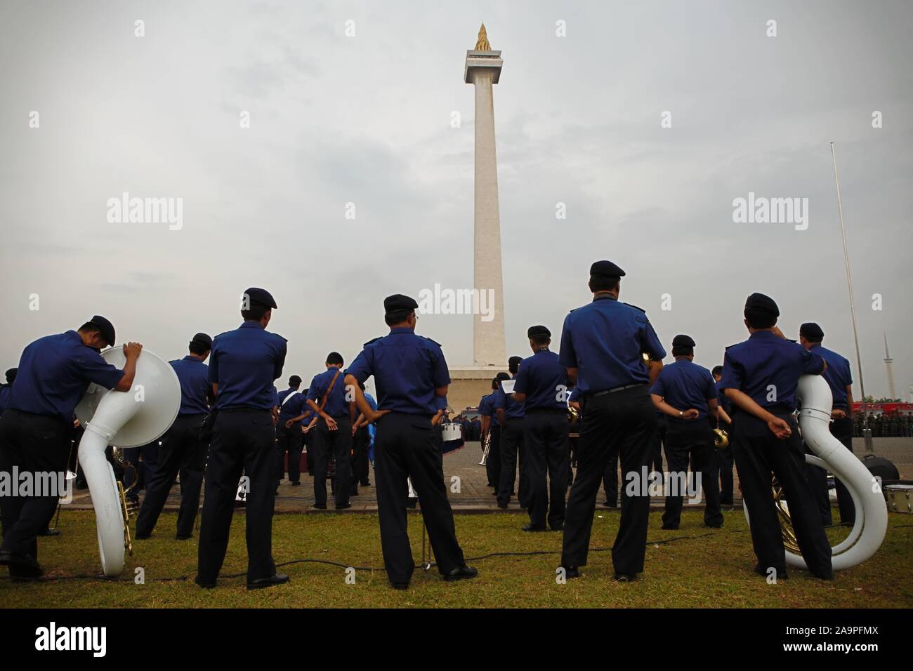 Mitglieder des Musikkorps der Feuerwehrbrigade Jakarta, die an der feierlichen Probe teilnehmen. Stockfoto