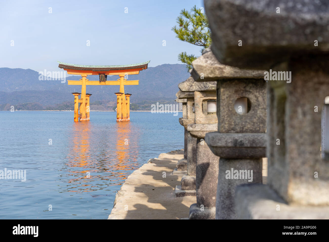 Itsukushima Schrein torii Tor ist einzigartig für über Wasser gebaut, scheinbar im Meer während Flut schwimmen.Miyajima, Japan Stockfoto