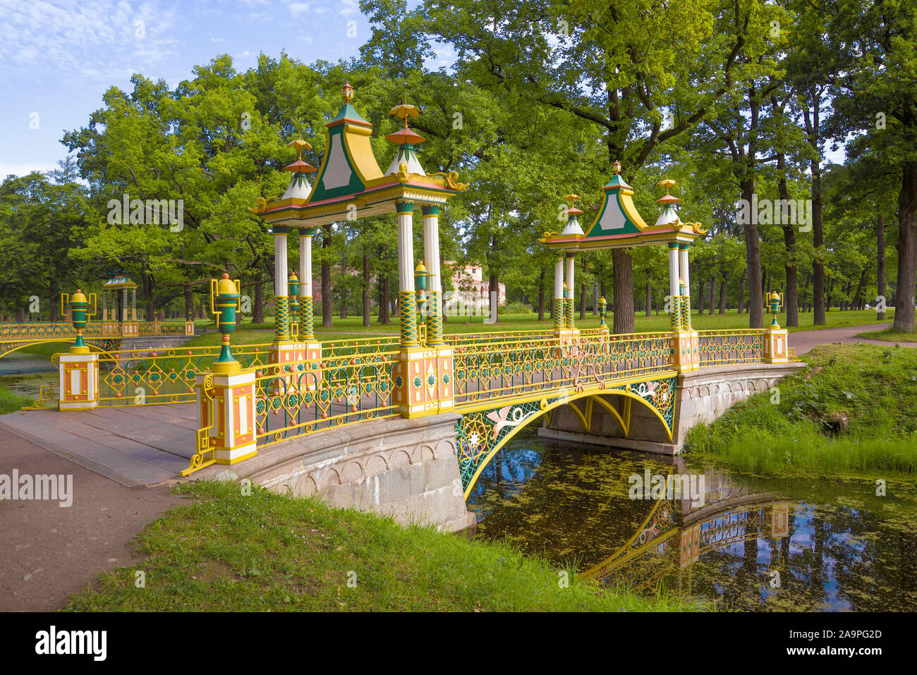 Chinesische Brücke im Alexander Park von Zarskoje Selo an einem sonnigen Juli morgen. St. Petersburg, Russland Stockfoto