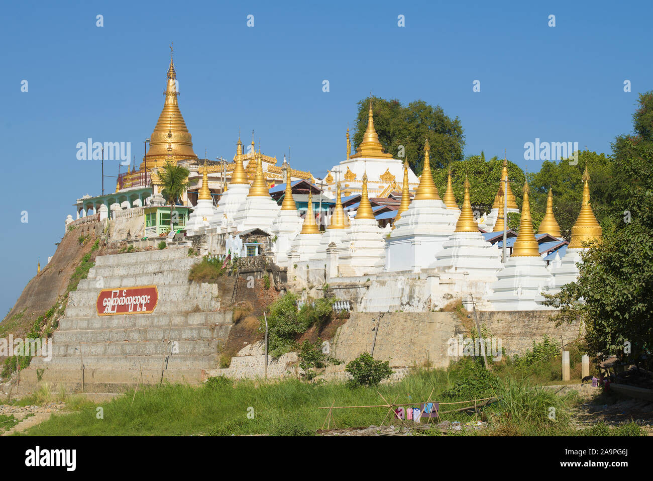 AMARAPURA, MYANMAR - Dezember 20, 2016: Buddhistischer Tempel Shwe Kyat Yat Pagode an einem sonnigen Tag Stockfoto