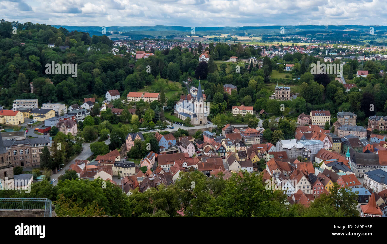 Kulmbach 2019. Luftaufnahme der Stadt. Das historische Zentrum ist offensichtlich, die Hügel rund um. August 2019 in Kulmbach. Stockfoto