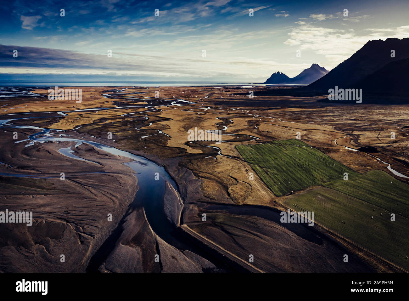 Luftaufnahme von Gletscher Flusslandschaft in der östlichen Region von Island Stockfoto