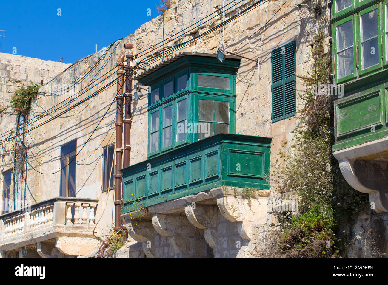 Unversorgten traditionellen maltesischen Haus mit grünen Balkon, Malta Stockfoto