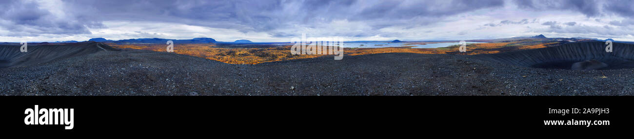 360 Grad Panoramablick von der Oberseite des vulkanischen Krater Hverfjall an trüben Herbsttag im Icelandwith See Myvatn im Hintergrund Stockfoto