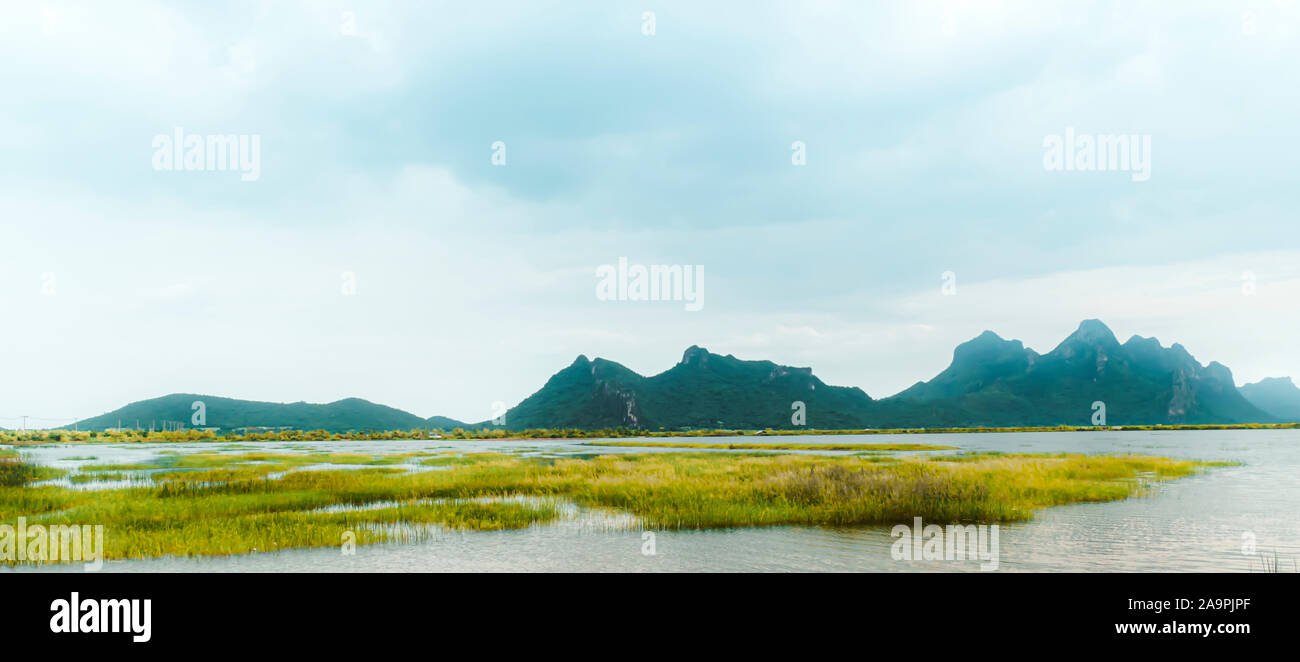 Schöne Landschaft mit einem ruhigen Abend Landschaft mit See und Berge im Prachubkeereekhan Thailand Stockfoto