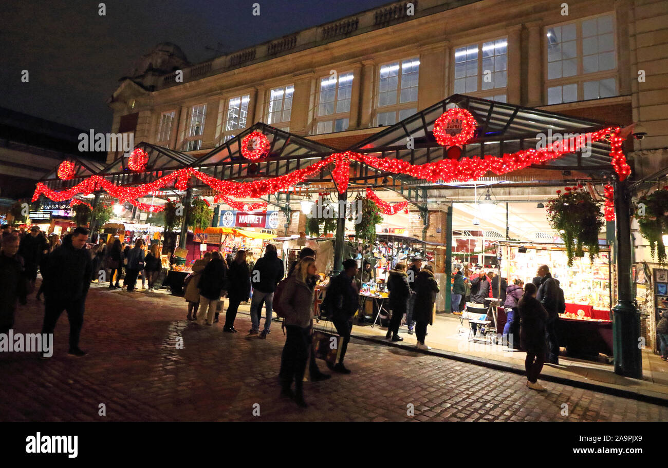 Weihnachtsschmuck Linie der Eingang zum Jubiläum Markt im Herzen von Covent Garden. Weihnachtsdekorationen, Lichter und Weihnachtsbaum um in Londons Covent Garden Market und Piazza Stockfoto