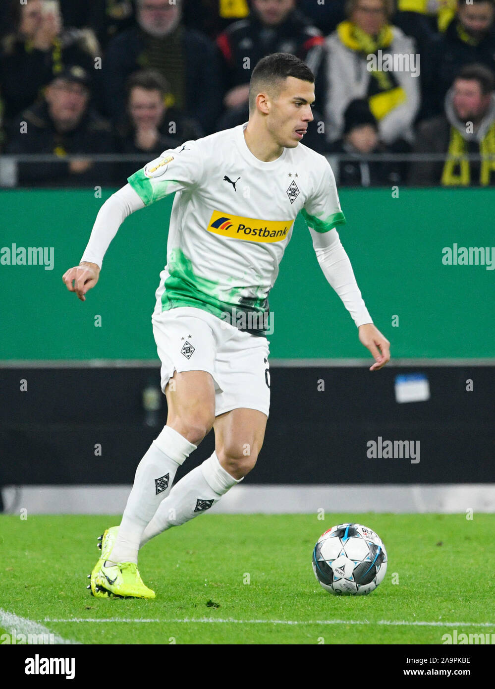 Signal Iduna Park Dortmund Deutschland, 30.10.2019, Fußball: DFB-Pokal der Saison 2019/20, Spieltag 2, Borussia Dortmund (BVB) vs Borussia Mönchengladbach (MGL) 2:1; Laszlo Benes (MGL) DFB-Bestimmungen verbieten die Verwendung von Fotografien als BILDSEQUENZEN UND/ODER QUASI-VIDEO Stockfoto