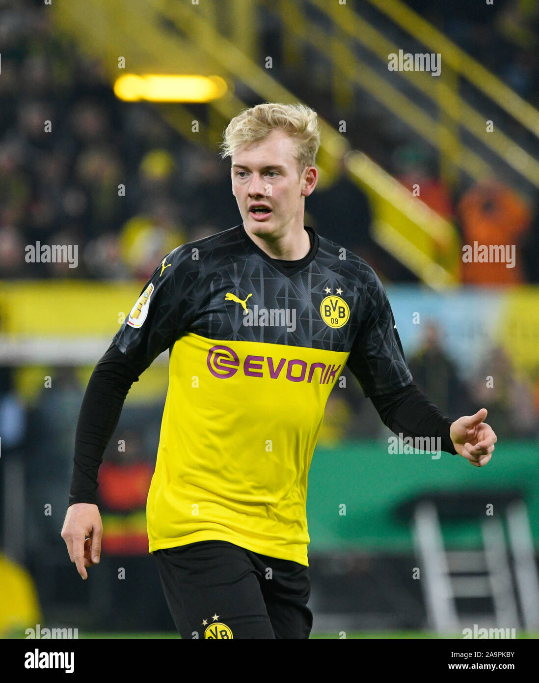 Signal Iduna Park Dortmund Deutschland, 30.10.2019, Fußball: DFB-Pokal der Saison 2019/20, Spieltag 2, Borussia Dortmund (BVB) vs Borussia Mönchengladbach (MGL) 2:1; Julian Brandt (BVB) DFB-Bestimmungen verbieten die Verwendung von Fotografien als BILDSEQUENZEN UND/ODER QUASI-VIDEO Stockfoto