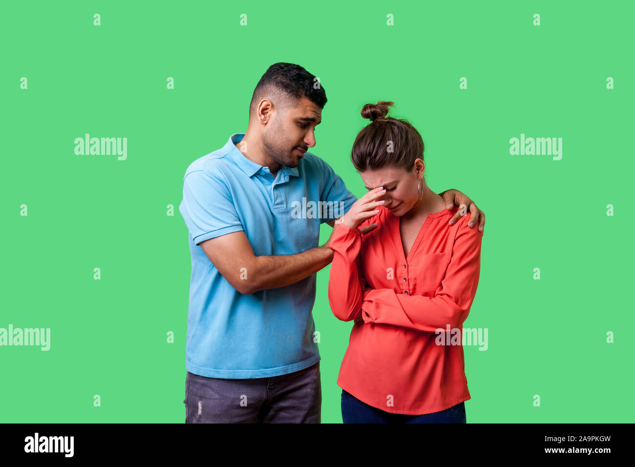 Portrait von unglücklichen besorgt junges Paar in Freizeitkleidung, Mann tröstet weinende Frau, halten Sie Ihre Schultern, drückt Mitgefühl. Stockfoto Portrait von unglücklichen besorgt junges Paar in Freizeitkleidung, Mann tröstet weinende Frau, halten Sie Ihre Schultern, drückt Mitgefühl. Stockfoto