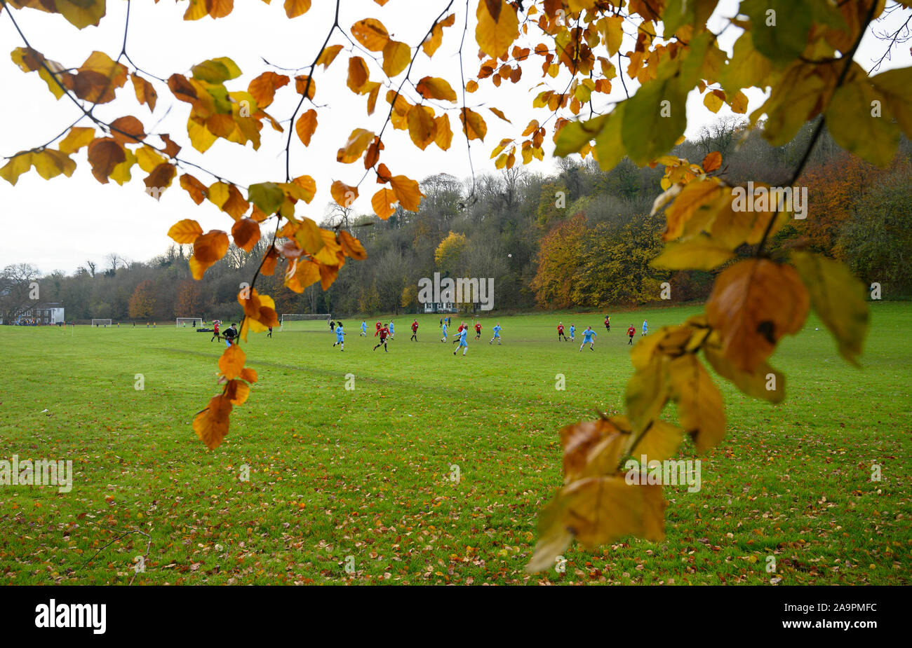 Brighton UK 17. November 2019 - Die Castle Club (in Blau) Nehmen auf Broadwater (rot) in einem lokalen laienhaften Fußballspiel vor dem Hintergrund der Farben des Herbstes in einer kalten, trockenen Tag in Patcham am Stadtrand von Brighton. Andere Teile Großbritanniens immer noch nassen Wetter mit mehr Regen Prognose für die nächsten Tage. Foto: Simon Dack/Alamy leben Nachrichten Stockfoto