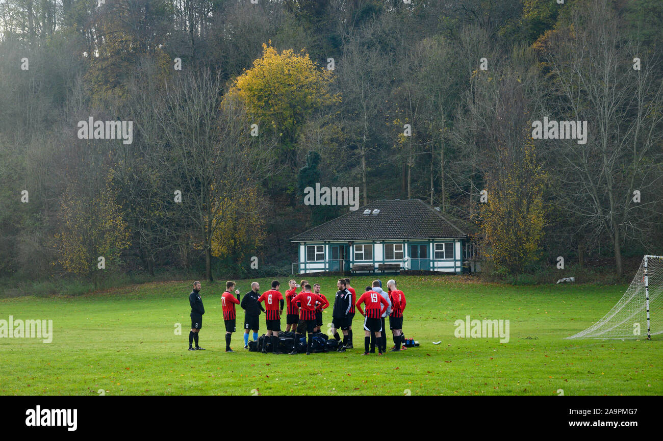 Brighton, Großbritannien - 17 November 2019 Broadwater während der Hälfte der Zeit brechen gegen die Castle Club in einem lokalen laienhaften Fußballspiel vor dem Hintergrund der Farben des Herbstes in einer kalten, trockenen Tag in Patcham am Stadtrand von Brighton. Andere Teile Großbritanniens immer noch nassen Wetter mit mehr Regen Prognose für die nächsten Tage. Foto: Simon Dack/Alamy leben Nachrichten Stockfoto