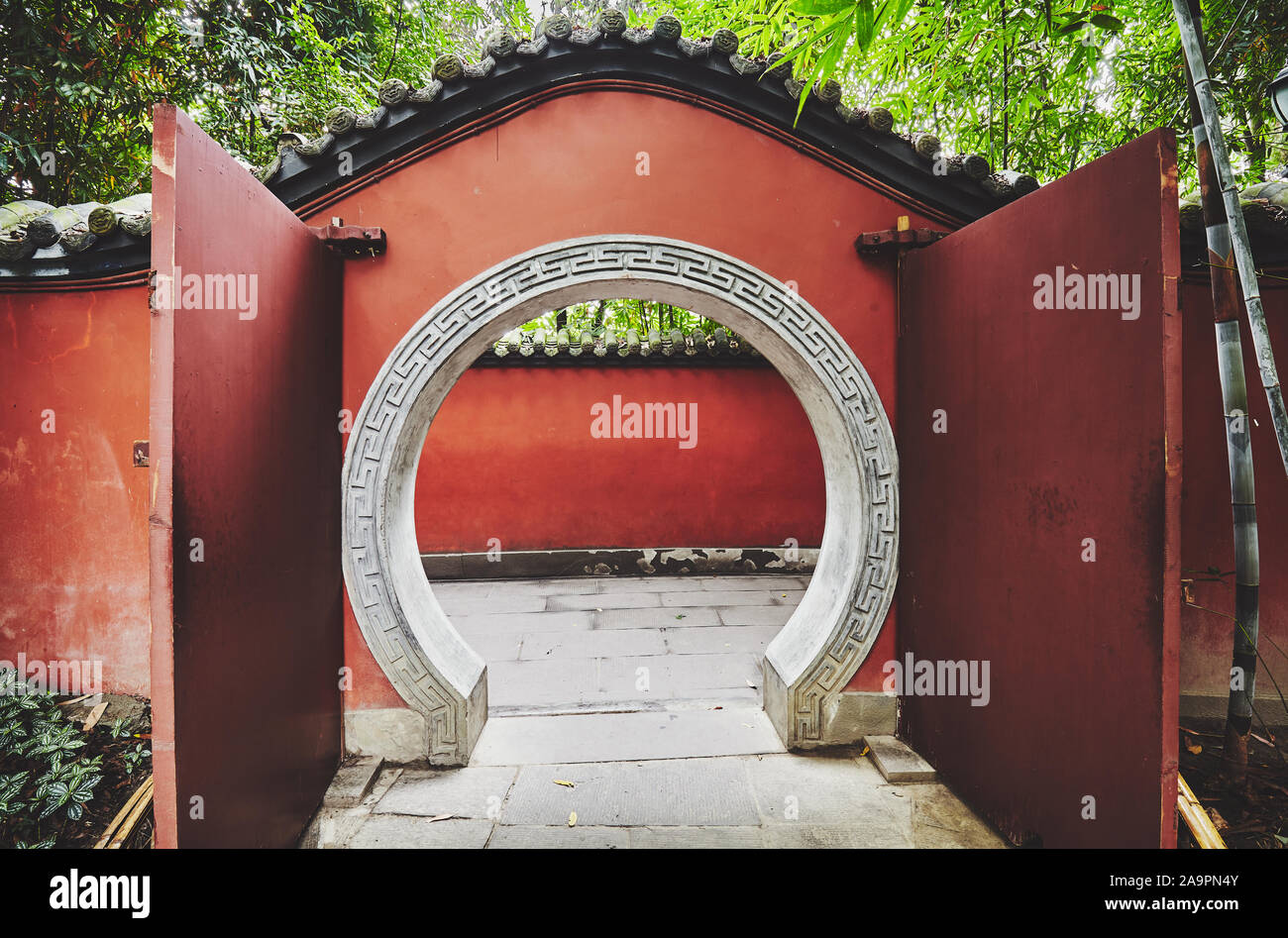 Runde Tor in Rote Wand Passage, Farbe getonte Bild, Wuhou Tempel, Chengdu, China. Stockfoto