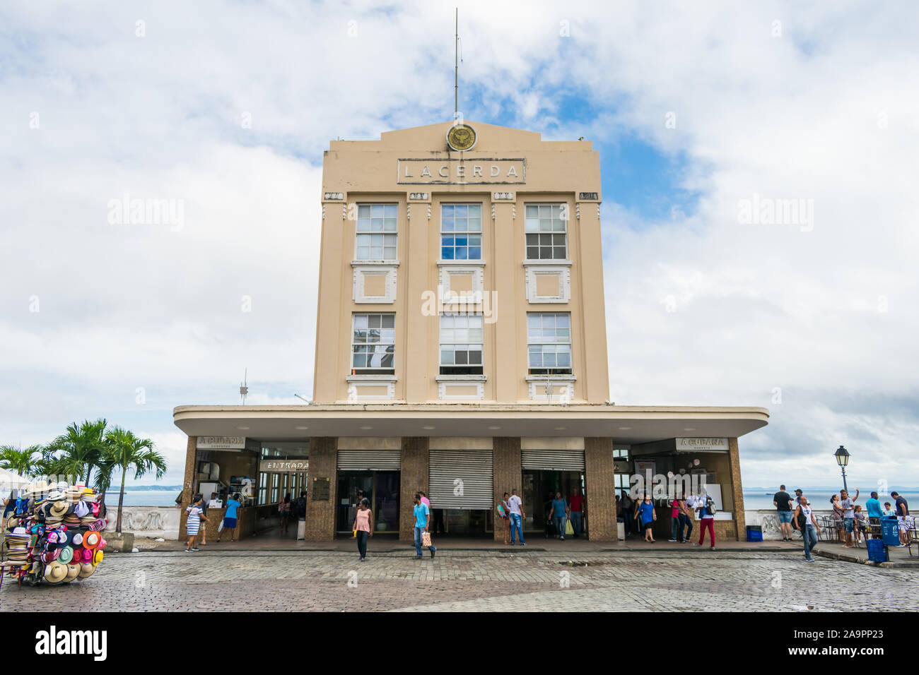 Salvador - Bahia, Brasilien - ca. September 2019: Lacerda Aufzug Gebäude, ein Blick auf den Eingang von Tome de Souza Square Stockfoto