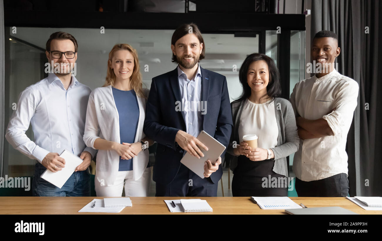 Portrait von zuversichtlich, team leader stehend mit Kollegen. Stockfoto