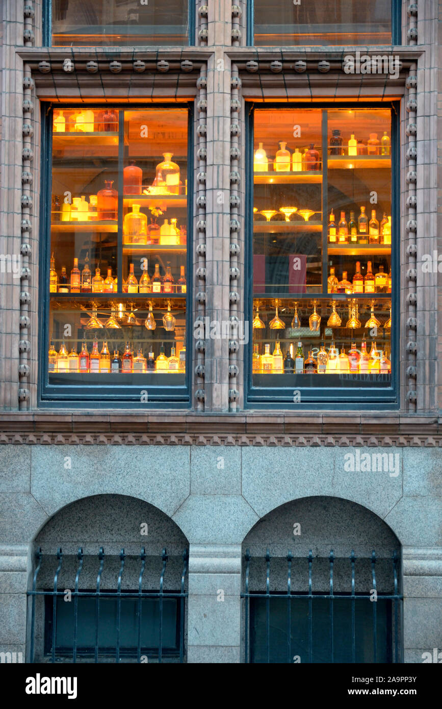 Getränke Flaschen im Fenster von "Der Alchimist" Bar. Stockfoto