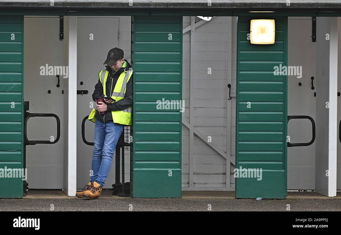 Northampton, Großbritannien. 17. Nov, 2019. Warten auf die Drehkreuze zu öffnen. Northampton Saints v Lyon. Heineken Champions Cup. Franklins Gärten. Northampton. Northamptonshire. UK. Kredit Garry Bowden / Sport in Bildern. Credit: Sport in Bildern/Alamy leben Nachrichten Stockfoto