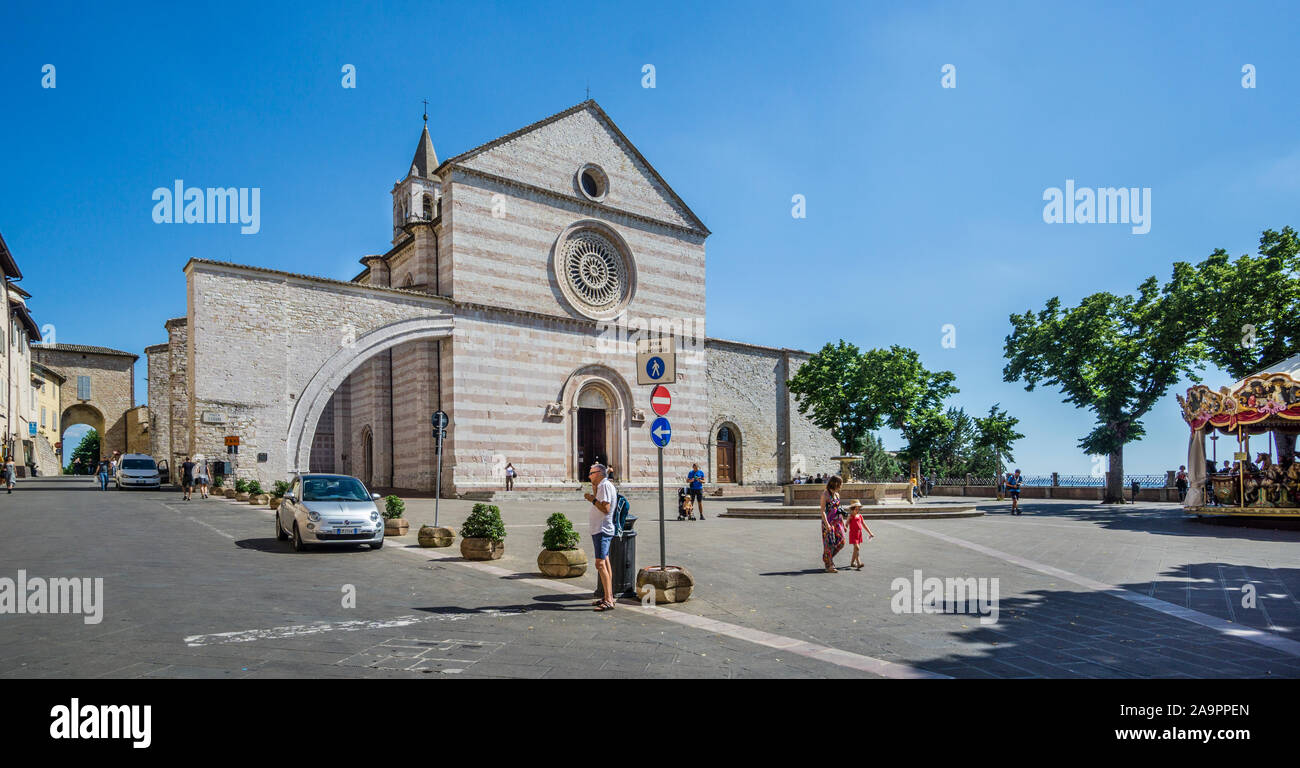 Piazza Santa Chiara mit Blick auf die Fassade der Basilika Santa Chiara, Assisi, Umbrien, Italien Stockfoto