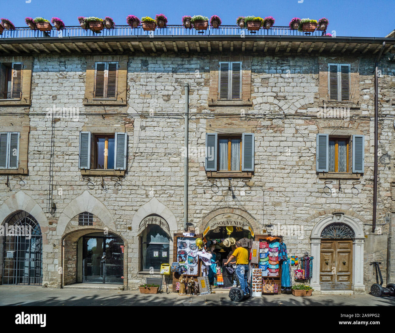 Souvenir shop in einem alten Haus aus Stein in der Via Borgo Aretino, Assisi, Umbrien, Italien Stockfoto